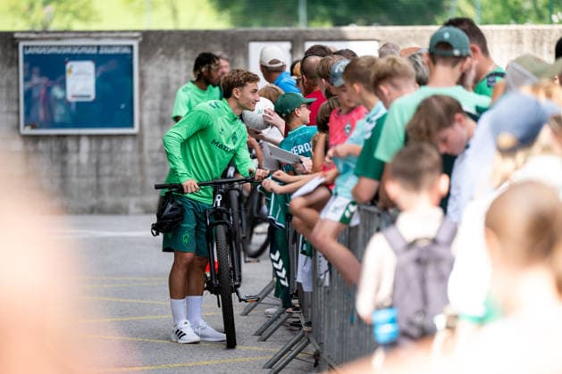 21.07.2026, AUT, Fußball, Herren, 1. Bundesliga, Trainingslager, Saison 2026 2027, Zell am Ziller, SV Werder Bremen Chuki ( Bremen, 20 ) macht Selfies mit den Fans, Zell am Ziller Parkstadion Tirol Österreich *** July 21, 2026, Austria, Soccer, Men s, 1. Bundesliga, Training Camp, 2026–2027 Season, Zell am Ziller, SV Werder Bremen Chuki Bremen, 20 takes selfies with fans, Zell am Ziller Parkstadion, Tyrol, Austria Copyright: xNordphotox xMemmlerx