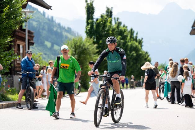 21.07.2026, AUT, Fußball, Herren, 1. Bundesliga, Trainingslager, Saison 2026 2027, Zell am Ziller, SV Werder Bremen Clemens Fritz ( Bremen, Geschäftsführer ) auf dem Fahrrad, Zell am Ziller Parkstadion Tirol Österreich *** July 21, 2026, Austria, Soccer, Men s, 1. Bundesliga, Training Camp, 2026–2027 Season, Zell am Ziller, SV Werder Bremen s Clemens Fritz, Director of Sports, on a bicycle, Zell am Ziller Parkstadion, Tyrol, Austria Copyright: xNordphotox xMemmlerx