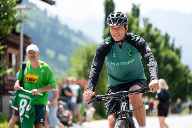 21.07.2026, AUT, Fußball, Herren, 1. Bundesliga, Trainingslager, Saison 2026 2027, Zell am Ziller, SV Werder Bremen Clemens Fritz ( Bremen, Geschäftsführer ) auf dem Fahrrad, Zell am Ziller Parkstadion Tirol Österreich *** July 21, 2026, Austria, Soccer, Men s, 1. Bundesliga, Training Camp, 2026–2027 Season, Zell am Ziller, SV Werder Bremen s Clemens Fritz, Director of Sports, on a bicycle, Zell am Ziller Parkstadion, Tyrol, Austria Copyright: xNordphotox xMemmlerx
