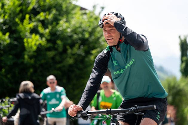 21.07.2026, AUT, Fußball, Herren, 1. Bundesliga, Trainingslager, Saison 2026 2027, Zell am Ziller, SV Werder Bremen Clemens Fritz ( Bremen, Geschäftsführer ) auf dem Fahrrad, Zell am Ziller Parkstadion Tirol Österreich *** July 21, 2026, Austria, Soccer, Men s, 1. Bundesliga, Training Camp, 2026–2027 Season, Zell am Ziller, SV Werder Bremen s Clemens Fritz, Director of Sports, on a bicycle, Zell am Ziller Parkstadion, Tyrol, Austria Copyright: xNordphotox xMemmlerx