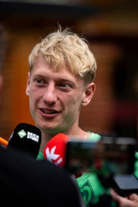 21.07.2026, AUT, Fußball, Herren, 1. Bundesliga, Trainingslager, Saison 2026 2027, Zell am Ziller, SV Werder Bremen Oskar Wojcik ( Bremen, 03 ) beim Interview in der Mixed Zone im Malisgarten Hotel, Zell am Ziller Parkstadion Tirol Österreich *** July 21, 2026, Austria, Soccer, Men s, 1. Bundesliga, Training Camp, 2026–2027 Season, Zell am Ziller, SV Werder Bremen’s Oskar Wojcik, No. 3, during an interview in the mixed zone at the Malisgarten Hotel, Zell am Ziller Parkstadion, Tyrol, Austria Copyright: xNordphotox xMemmlerx