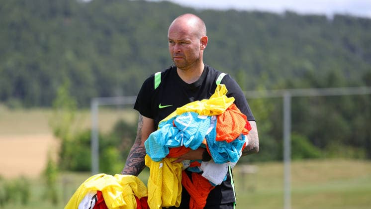 VfL Trainingslager, Weimarer Land Blankenhain, 21.07.2026, Fußball, Herren, Saison 2026 2027, 2. BL, VfL Wolfsburg, Sommer-Trainingslager: Tag 3. Zeugwart Nils Scholz (VfL Wolfsburg) Weimarer Land, Thüringen Deutschland *** VfL Training Camp, Weimarer Land Blankenhain, July 21, 2026, Soccer, Men s, 2026–2027 Season, 2nd Bundesliga, VfL Wolfsburg, Summer Training Camp Day 3, Equipment Manager Nils Scholz, VfL Wolfsburg, Weimarer Land, Thuringia, Germany