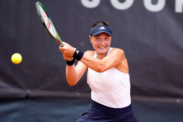 MSC Hamburg Ladies Open - Day 2 Alina Charaeva of Armenia plays against Sara Sorribes Tormo of Spain during their round of 32 match at the 2026 MSC Hamburg Ladies Open women s tennis tournament at Am Rothenbaum in Hamburg, Germany. Hamburg Hamburg Greece  Copyright: xOwenxHammondx originalFilename:hammond-2026msch260721_npZX0.jpg