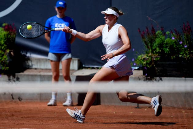MSC Hamburg Ladies Open - Day 2 Jule Niemeier of Germany plays against Maria Lourdes Carle of Argentina during their round of 32 match at the 2026 MSC Hamburg Ladies Open women s tennis tournament at Am Rothenbaum in Hamburg, Germany. Hamburg Hamburg Greece  Copyright: xOwenxHammondx originalFilename:hammond-2026msch260721_np07p.jpg