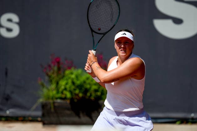 MSC Hamburg Ladies Open - Day 2 Jule Niemeier of Germany plays against Maria Lourdes Carle of Argentina during their round of 32 match at the 2026 MSC Hamburg Ladies Open women s tennis tournament at Am Rothenbaum in Hamburg, Germany. Hamburg Hamburg Greece  Copyright: xOwenxHammondx originalFilename:hammond-2026msch260721_npOG3.jpg