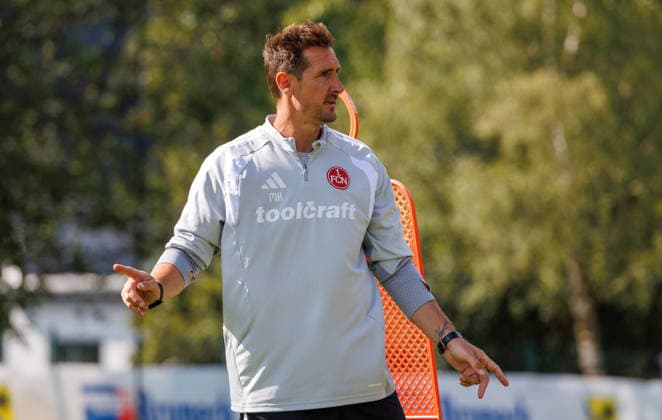 21.07.2026 - Fussball - 2. Fussball-Bundesliga - Saison 2026 2027 - 1. FC Nürnberg FCN Club - Trainingslager Sommer Sommertrainingslager Gais - Bruneck - Südtirol - Zink DaMa - xdaxmax - Miroslav Miro Klose ( Trainer 1. FC Nürnberg FCN ) zeigt an gestikuliert dirigiert gibt Anweisungen *** July 21, 2026 Soccer 2 Soccer Bundesliga 2026–2027 Season 1. FC Nürnberg (FCN) Club Summer Training Camp Summer Training Camp in Gais, Bruneck, South Tyrol Zink DaMa xdaxmax Miroslav Miro Klose, Coach of 1. FC Nürnberg FCN points, gestures, directs, gives instructions