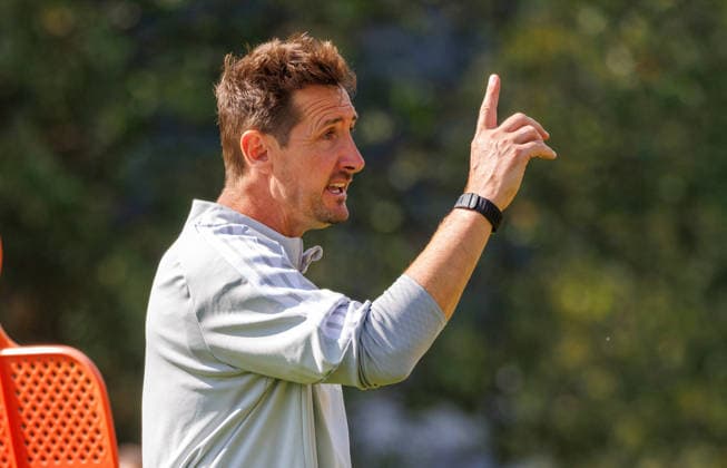 21.07.2026 - Fussball - 2. Fussball-Bundesliga - Saison 2026 2027 - 1. FC Nürnberg FCN Club - Trainingslager Sommer Sommertrainingslager Gais - Bruneck - Südtirol - Zink DaMa - xdaxmax - Miroslav Miro Klose ( Trainer 1. FC Nürnberg FCN ) zeigt an gestikuliert dirigiert gibt Anweisungen *** July 21, 2026 Soccer 2 Soccer Bundesliga 2026–2027 Season 1. FC Nürnberg (FCN) Club Summer Training Camp Summer Training Camp in Gais, Bruneck, South Tyrol Zink DaMa xdaxmax Miroslav Miro Klose, Coach of 1. FC Nürnberg FCN points, gestures, directs, gives instructions
