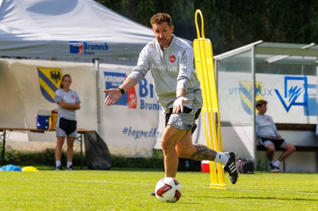 21.07.2026 - Fussball - 2. Fussball-Bundesliga - Saison 2026 2027 - 1. FC Nürnberg FCN Club - Trainingslager Sommer Sommertrainingslager Gais - Bruneck - Südtirol - Zink DaMa - xdaxmax - Miroslav Miro Klose ( Trainer 1. FC Nürnberg FCN ) zeigt an gestikuliert dirigiert gibt Anweisungen - läuft Aktiv neben Ball und gestikuliert *** July 21, 2026 Soccer 2 Soccer Bundesliga 2026–2027 Season 1. FC Nürnberg (FCN) Club Summer Training Camp Summer Training Camp in Gais, Bruneck, South Tyrol Zink DaMa xdaxmax Miroslav Miro Klose, Coach of 1. FC Nürnberg FCN points, gestures, directs, gives instructions, runs actively alongside the ball, and gestures