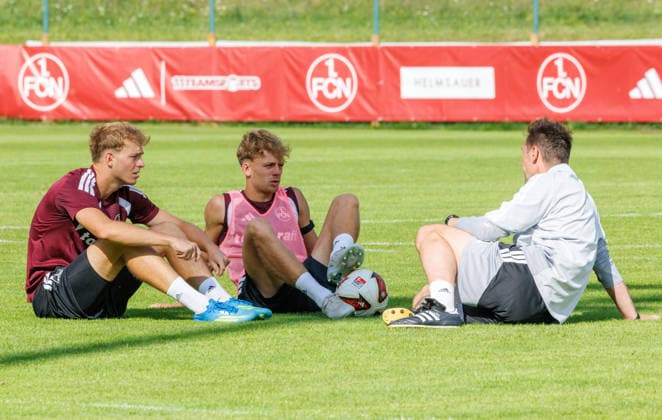 21.07.2026 - Fussball - 2. Fussball-Bundesliga - Saison 2026 2027 - 1. FC Nürnberg FCN Club - Trainingslager Sommer Sommertrainingslager Gais - Bruneck - Südtirol - Zink DaMa - xdaxmax - Eric Porstner (41, 1. FC Nürnberg FCN ) Tim Janisch (32, 1. FC Nürnberg FCN ) Miroslav Miro Klose ( Trainer 1. FC Nürnberg FCN ) unterhalten sich nach Training *** July 21, 2026 Soccer 2 Soccer Bundesliga 2026–2027 Season 1 FC Nuremberg (FCN) Club Summer Training Camp Summer Training Camp in Gais, Brunico, South Tyrol Zink DaMa xdaxmax Eric Porstner 41, 1 FC Nuremberg (FCN) Tim Janisch 32, 1 FC Nuremberg (FCN) Miroslav Miro Klose, coach of 1 FC Nuremberg (FCN), chatting after practice