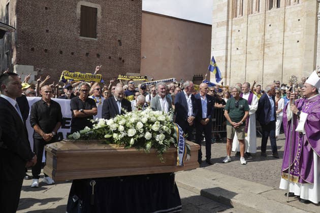 News - Funerali Osvaldo Bagnoli il feretro di mister Osvaldo Bagnoli accompagnato dai suoi giocatori con cui havinto lo scudetto a Verona douring Funerali Osvaldo Bagnoli, Basilica di San Zeno Verona, Italy, on July 21, 2026. Verona Basilica di San Zeno Italy Copyright: xDavidexCasentinix xLiveMediax 0862306882st