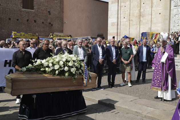 News - Funerali Osvaldo Bagnoli il feretro di mister Osvaldo Bagnoli accompagnato dai suoi giocatori con cui havinto lo scudetto a Verona douring Funerali Osvaldo Bagnoli, Basilica di San Zeno Verona, Italy, on July 21, 2026. Verona Basilica di San Zeno Italy Copyright: xDavidexCasentinix xLiveMediax 0862306883st