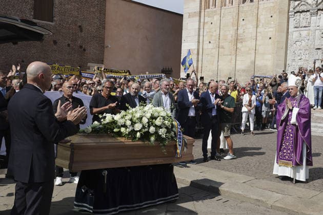 News - Funerali Osvaldo Bagnoli il feretro di mister Osvaldo Bagnoli accompagnato dai suoi giocatori con cui havinto lo scudetto a Verona douring Funerali Osvaldo Bagnoli, Basilica di San Zeno Verona, Italy, on July 21, 2026. Verona Basilica di San Zeno Italy Copyright: xDavidexCasentinix xLiveMediax 0862306886st
