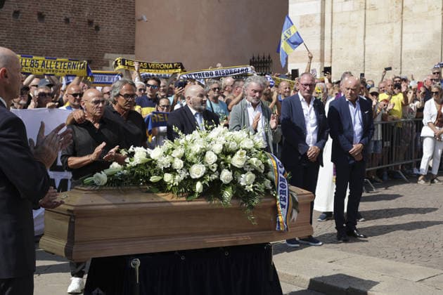 News - Funerali Osvaldo Bagnoli il feretro di mister Osvaldo Bagnoli accompagnato dai suoi giocatori con cui havinto lo scudetto a Verona douring Funerali Osvaldo Bagnoli, Basilica di San Zeno Verona, Italy, on July 21, 2026. Verona Basilica di San Zeno Italy Copyright: xDavidexCasentinix xLiveMediax 0862306888st