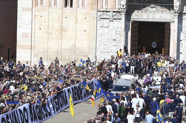 News - Funerali Osvaldo Bagnoli L omaggio dei tifisi al feretro di Mister Osvaldo Bagnoli all uscita della celebrazione douring Funerali Osvaldo Bagnoli, Basilica di San Zeno Verona, Italy, on July 21, 2026. Verona Basilica di San Zeno Italy Copyright: xDavidexCasentinix xLiveMediax 0862306867st