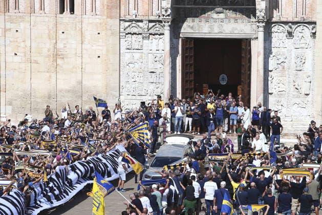 News - Funerali Osvaldo Bagnoli L omaggio dei tifisi al feretro di Mister Osvaldo Bagnoli all uscita della celebrazione douring Funerali Osvaldo Bagnoli, Basilica di San Zeno Verona, Italy, on July 21, 2026. Verona Basilica di San Zeno Italy Copyright: xDavidexCasentinix xLiveMediax 0862306869st