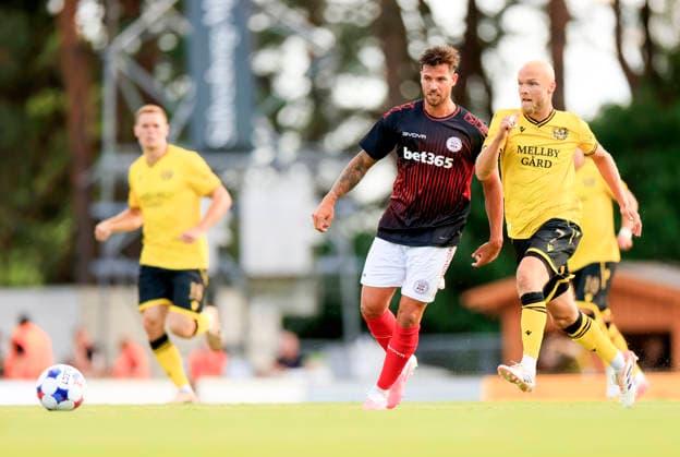 SÖLVESBORG, SVERIGE 20260721 Lincoln Red Imps FC:s Bernardo Lopes mot Mjällbys Viktor Gustafson under tisdagens fotbollsmatch, andra kvalomgangen till Champions League, första mötet Mjällby AIF- Lincoln Red Imps FC, pa Strandvallen i Sölvesborg, Sverige, 21 juli 2026. SÖLVESBORG SVERIGE x10600x *** SÖLVESBORG, SWEDEN July 21, 2026 Bernardo Lopes of Lincoln Red Imps FC faces off against Viktor Gustafson of Mjällby during Tuesday’s soccer match, the second qualifying round of the Champions League, first leg between Mjällby AIF and Lincoln Red Imps FC, at Strandvallen in Sölvesborg, Sweden, July 21, 2026 SÖLVESBORG SWEDEN x10600x  Copyright: xAndreasxHillergren TTx CHAMPIONS LEAGUE KVAL MJÄLLBY-LINCOLN RED IMPS