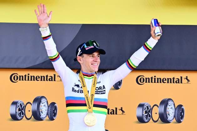 Tour de France 2026 Stage 16 THONON-LES-BAINS, FRANCE - JULY 21 : Evenepoel Remco (BEL) of Red Bull - BORA - Hansgrohe pictured during the podium ceremony of stage 16 of the 113rd edition of Tour de France an UCI World Tour 2.UWT Individual Time Trial stage for Men Elite of 26 km with start in Evian-les-Bains and finish in Thonon-les-Bains on July 21, 2026 in Thonon-les-Bains, France, 21 07 2026 Thonon-les-Bains France  Copyright: xPeterxDexVoechtx