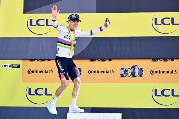 Tour de France 2026 Stage 16 THONON-LES-BAINS, FRANCE - JULY 21 : Evenepoel Remco (BEL) of Red Bull - BORA - Hansgrohe pictured during the podium ceremony of stage 16 of the 113rd edition of Tour de France an UCI World Tour 2.UWT Individual Time Trial stage for Men Elite of 26 km with start in Evian-les-Bains and finish in Thonon-les-Bains on July 21, 2026 in Thonon-les-Bains, France, 21 07 2026 Thonon-les-Bains France  Copyright: xPeterxDexVoechtx