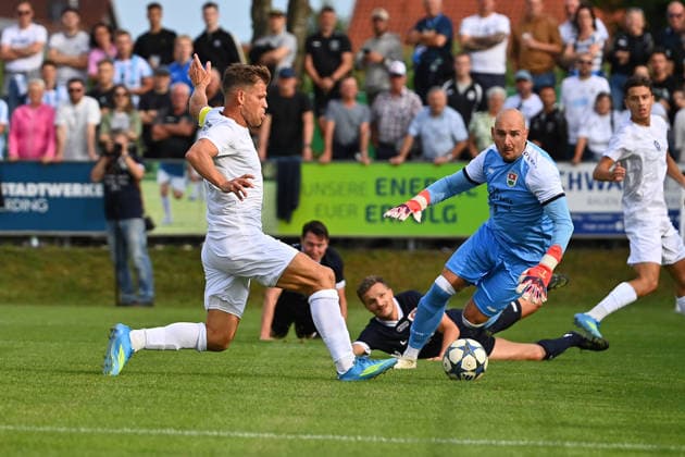 Tor Florian NIEDRELECHNER (TSV 1860 Muenchen) zum 0-1, Aktion,Torschuss. Fussball Landespokal Bayern 1.Spieltag SV Eintracht Berglern - TSV 1860 Muenchen am 21.07.2026. *** Goal by Florian NIEDRELECHNER of TSV 1860 Munich, making it 0–1; play, shot on goal; Bavarian State Cup, Matchday 1: SV Eintracht Berglern vs. TSV 1860 Munich on July 21, 2026