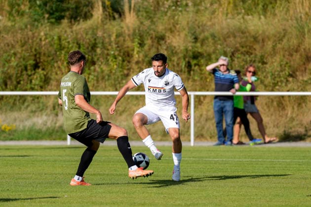 v.li.: Dennis Karl (ASV, 5), Arianit Ferati (SVS, 47), Zweikampf, Spielszene, Duell, duel, tackle, tackling, Dynamik, Action, Aktion, 21.07.2026, Eppelheim (Deutschland), Fussball, Testspiel, ASV Eppelheim - SV Sandhausen *** From left: Dennis Karl (ASV), 5; Arianit Ferati (SVS), 47; tackle, game scene, duel, tackle, tackling, dynamic, action, July 21, 2026, Eppelheim, Germany, soccer, friendly match, ASV Eppelheim vs. SV Sandhausen xozx