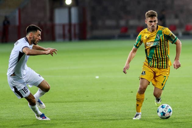 UEFA Champions League Second Qualifying Round First Leg, Vazgen Sargsyan Republican Stadium, Yerevan, Armenia 21 7 2026 Ararat Armenia vs Shamrock Rovers Shamrock Rovers Dylan Watts in action with Ararat Armenia™s Karen Muradyan Dylan Watts in action with Karen Muradyan 21 7 2026  Copyright: xx AG6I0381