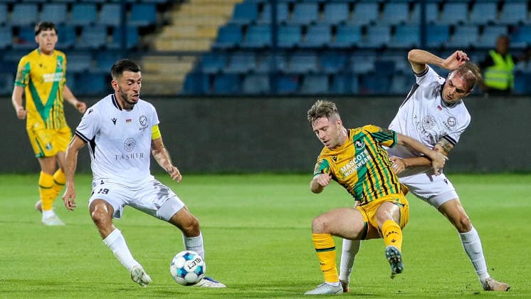 UEFA Champions League Second Qualifying Round First Leg, Vazgen Sargsyan Republican Stadium, Yerevan, Armenia 21 7 2026 Ararat Armenia vs Shamrock Rovers Shamrock Rovers Jack Byrne in action with Ararat Armenia™s Karen Muradyen Jack Byrne in action with Karen Muradyen 21 7 2026  Copyright: xx AG6I0425A