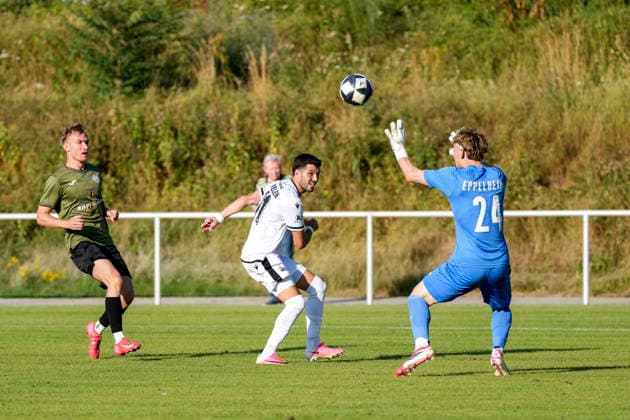v.li.: Torschütze Mert Tasdelen (SVS, 11) mit einem Heber gegen Bastian Bähr (Torhüter, ASV, 24) erzielt das Tor zum 0:2, Treffer, Torerfolg, Highlight, Action, Aktion, Spielszene, 21.07.2026, Eppelheim (Deutschland), Fussball, Testspiel, ASV Eppelheim - SV Sandhausen *** From left: Goal scorer Mert Tasdelen (SVS), No. 11, scores the goal to make it 0–2 with a chip shot past goalkeeper Bastian Bähr (ASV), No. 24; goal, highlight, action, play, July 21, 2026, Eppelheim, Germany, soccer, friendly match, ASV Eppelheim vs. SV Sandhausen xozx