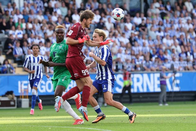 GÖTEBORG, SVERIGE 20260721 Levadias malvakt Karl Andre Vallner nickar undan bollen under tisdagens fotbollsmatch, andra kvalomgangen till Conference League, första mötet IFK Göteborg och FCI Levadia Tallin pa Gamla Ullevi i Göteborg, Sverige, 21 juli 2026. GÖTEBORG SVERIGE x9200x *** GOTHENBURG, SWEDEN, July 21, 2026 Levadia goalkeeper Karl Andre Vallner heads the ball away during Tuesday’s soccer match—the second qualifying round of the Conference League, the first leg between IFK Gothenburg and FCI Levadia Tallinn at Gamla Ullevi in Gothenburg— Sweden, on July 21, 2026. GOTHENBURG, SWEDEN x9200x  Copyright: xAdamxIhse TTx CONFERENCE LEAGUE KVAL GÖTEBORG-LEVADIA