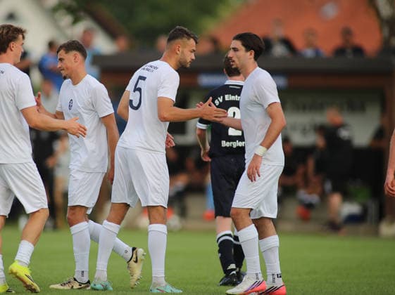 Fussball, Herren, Saison 2026 2027, SV Eintracht Berglern - TSV 1860 München, Toto-Pokal 0:2 durch Raphael Wach (TSV 1860 München) Tor Abklatschen mit Cristian Leone (TSV 1860 München) (re.) *** Soccer, Men s, 2026–2027 Season, SV Eintracht Berglern vs. TSV 1860 Munich, Toto Cup 0–2 by Raphael Wach (TSV 1860 Munich goal); high-five with Cristian Leone (TSV 1860 Munich) re