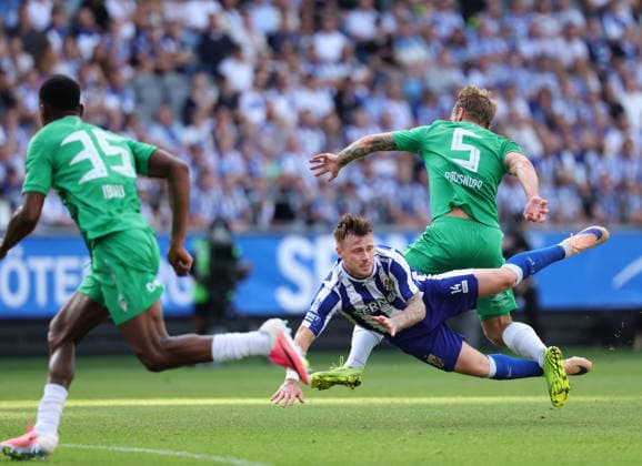 Göteborg s Tobias Heintz is tackled by Levadia s Mark Oliver Roosnupp during the Uefa Conference League second qualifying round, 1st leg, football match between IFK Göteborg and FCI Levadia Tallin at Gamla Ullevi in Gothenburg, Sweden, July 21, 2026. GÖTEBORG SWEDEN x9200x *** Gothenburg s Tobias Heintz is tackled by Levadia s Mark Oliver Roosnupp during the UEFA Conference League second qualifying round, first leg, soccer match between IFK Gothenburg and FCI Levadia Tallinn at Gamla Ullevi in Gothenburg, Sweden, July 21, 2026 GOTHENBURG SWEDEN x9200x  Copyright: xAdamxIhse TTx CONFERENCE LEAGUE QUALIFYING GÖTEBORG-LEVADIA