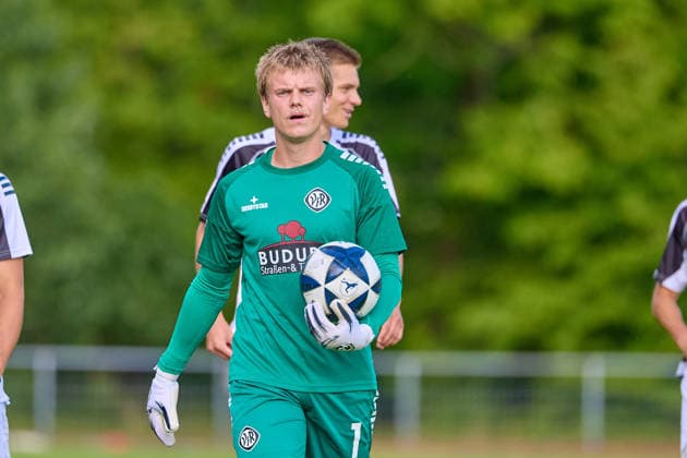 Portrait, Portraet, Freisteller Andreas Wick (VfR Aalen, 01) mit Ball GER, VfR Aalen vs. SG Sonnenhof Grossaspach, Fussball, Freundschaftsspiel, Herren, 21.07.2026 GER, VfR Aalen vs. SG Sonnenhof Grossaspach, Fussball, Freundschaftsspiel, Herren, 21.07.2026 Aalen *** Portrait, Cutout: Andreas Wick, VfR Aalen, No. 01 with the ball, GER, VfR Aalen vs. SG Sonnenhof Grossaspach, Soccer, Friendly Match, Men s, July 21, 2026 GER, VfR Aalen vs. SG Sonnenhof Grossaspach, soccer, friendly match, men s, July 21, 2026 Aalen Copyright: xEibner-Pressefoto GeraldxOelze-dexStoppanyx EP_ODS