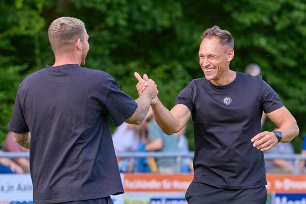 Begruessung Benjamino Molinari (VfR Aalen, Chef-Trainer) GER, VfR Aalen vs. SG Sonnenhof Grossaspach, Fussball, Freundschaftsspiel, Herren, 21.07.2026 GER, VfR Aalen vs. SG Sonnenhof Grossaspach, Fussball, Freundschaftsspiel, Herren, 21.07.2026 Aalen *** Welcome Benjamino Molinari, VfR Aalen, Head Coach GER, VfR Aalen vs. SG Sonnenhof Grossaspach, Soccer, Friendly Match, Men s, July 21, 2026, Germany, VfR Aalen vs. SG Sonnenhof Grossaspach, Soccer, Friendly Match, Men s, July 21, 2026, Aalen Copyright: xEibner-Pressefoto GeraldxOelze-dexStoppanyx EP_ODS