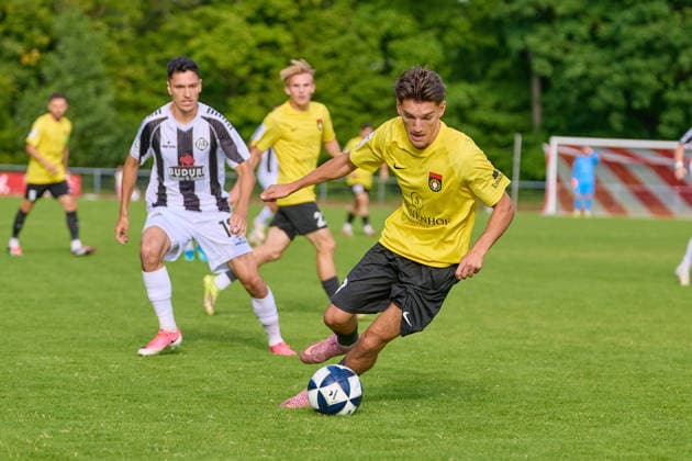 Dean Melo (VfR Aalen, 18), Deli Hajdini (SG Sonnenhof Grossaspach, 07) nimmt Mass GER, VfR Aalen vs. SG Sonnenhof Grossaspach, Fussball, Freundschaftsspiel, Herren, 21.07.2026 GER, VfR Aalen vs. SG Sonnenhof Grossaspach, Fussball, Freundschaftsspiel, Herren, 21.07.2026 Aalen *** Dean Melo, VfR Aalen, 18; Deli Hajdini, SG Sonnenhof Grossaspach, 07; GER, VfR Aalen vs. SG Sonnenhof Grossaspach, Soccer, Friendly Match, Men s, July 21, 2026, GER, VfR Aalen vs. SG Sonnenhof Grossaspach, Soccer, Friendly Match, Men s, July 21, 2026, Aalen Copyright: xEibner-Pressefoto GeraldxOelze-dexStoppanyx EP_ODS