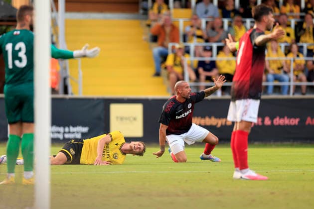 The referee blows a penalty after a situation between Mjällby s Villiam Granath and Lincoln Red Imps FC s Nano during Tuesday s football match, second qualifying round for the Champions League, first leg Mjällby AIF- Lincoln Red Imps FC, at Strandvallen in Sölvesborg, Sweden, 21 July 2026. SÖLVESBORG SWEDEN x10600x *** The referee calls a penalty following an incident between Mjällby s Villiam Granath and Lincoln Red Imps FC s Nano during Tuesday s soccer match—the second qualifying round of the Champions League, first leg between Mjällby AIF and Lincoln Red Imps FC—at Strandvallen in Sölvesborg, Sweden, July 21, 2026, SÖLVESBORG, SWEDEN x10600x  Copyright: xAndreasxHillergren TTx CHAMPIONS LEAGUE QUALIFYER MJÄLLBY-LINCOLN RED IMPS