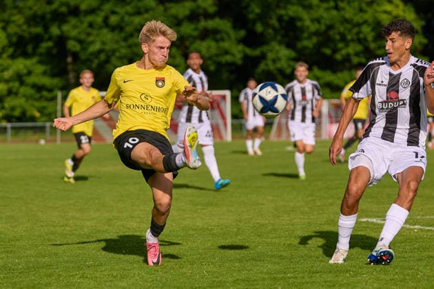 Flanke Lukas Stoppel (SG Sonnenhof Grossaspach, 10), rechts Ali Odabas (VfR Aalen, 17)) GER, VfR Aalen vs. SG Sonnenhof Grossaspach, Fussball, Freundschaftsspiel, Herren, 21.07.2026 GER, VfR Aalen vs. SG Sonnenhof Grossaspach, Fussball, Freundschaftsspiel, Herren, 21.07.2026 Aalen *** Cross by Lukas Stoppel (SG Sonnenhof Grossaspach, 10), right: Ali Odabas (VfR Aalen, 17 GER), VfR Aalen vs. SG Sonnenhof Grossaspach, soccer, friendly match, men s, July 21, 2026 GER, VfR Aalen vs. SG Sonnenhof Grossaspach, soccer, friendly match, men s, July 21, 2026 Aalen Copyright: xEibner-Pressefoto GeraldxOelze-dexStoppanyx EP_ODS