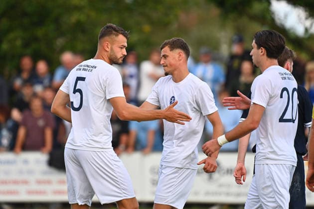 Torjubel v.li:Raphael WACH (TSV 1860 Muenchen) , Loris FIEDLER (TSV 1860 Muenchen), Christian LEONE (1860 Muenchen) nach Tor zum 0-2, Jubel,Freude,Begeisterung,Aktion. Fussball Landespokal Bayern 1.Spieltag SV Eintracht Berglern - TSV 1860 Muenchen am 21.07.2026. *** Goal celebration by Raphael WACH (TSV 1860 Munich), Loris FIEDLER (TSV 1860 Munich), and Christian LEONE (1860 Munich) after the goal that made it 0–2, Celebration, joy, excitement, action—Bavarian State Cup, Matchday 1: SV Eintracht Berglern vs. TSV 1860 Munich on July 21, 2026
