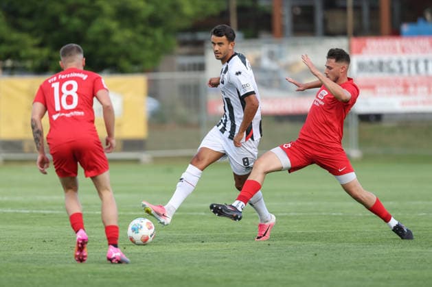 3. Liga; Toto-Pokal - VfB Forstinning - FC Ingolstadt 04; Fredrik Carlsen (8, FCI) Zweikampf Kampf um den Ball Toto Pokal - FC Ingolstadt 04 VfB Forstinning Saison 2026 2027 *** 3rd Division Toto Cup: VfB Forstinning vs. FC Ingolstadt 04, Fredrik Carlsen 8, FCI, Tackle, Battle for the Ball, Toto Cup, FC Ingolstadt 04 vs. VfB Forstinning, 2026–2027 Season