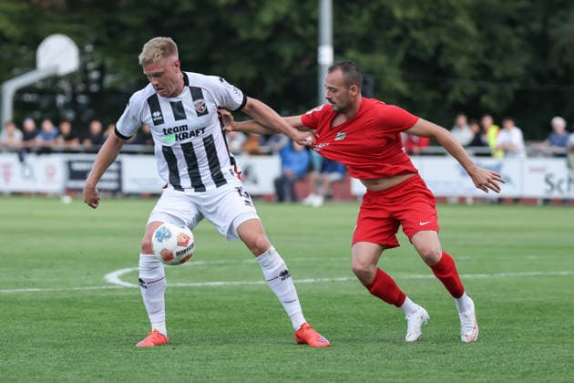3. Liga; Toto-Pokal - VfB Forstinning - FC Ingolstadt 04; Zweikampf Kampf um den Ball Lars Lokotsch (13, FCI) Kirchev. Dimitar (7) Toto Pokal - FC Ingolstadt 04 VfB Forstinning Saison 2026 2027 *** 3rd Division Toto Cup: VfB Forstinning vs. FC Ingolstadt 04; Tackle; Battle for the Ball: Lars Lokotsch 13, FCI Kirchev Dimitar 7; Toto Cup: FC Ingolstadt 04 vs. VfB Forstinning; 2026–2027 Season