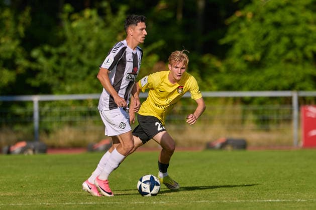 Zweikampf, Duell zwischen Dean Melo (VfR Aalen, 18) und Benedikt Landwehr (SG Sonnenhof Grossaspach, 22) GER, VfR Aalen vs. SG Sonnenhof Grossaspach, Fussball, Freundschaftsspiel, Herren, 21.07.2026 GER, VfR Aalen vs. SG Sonnenhof Grossaspach, Fussball, Freundschaftsspiel, Herren, 21.07.2026 Aalen *** Head-to-head matchup between Dean Melo (VfR Aalen, 18) and Benedikt Landwehr (SG Sonnenhof Grossaspach, 22), Germany; VfR Aalen vs. SG Sonnenhof Grossaspach, soccer, friendly match, men s, July 21, 2026, Germany, VfR Aalen vs. SG Sonnenhof Grossaspach, soccer, friendly match, men’s, July 21, 2026, Aalen Copyright: xEibner-Pressefoto GeraldxOelze-dexStoppanyx EP_ODS
