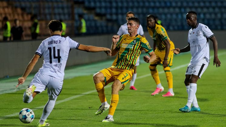 UEFA Champions League Second Qualifying Round First Leg, Vazgen Sargsyan Republican Stadium, Yerevan, Armenia 21 7 2026 Ararat Armenia vs Shamrock Rovers Ararat Armenia™s Bruno Pereira in action with Shamrock Rovers Dylan Watts Bruno Pereira in action with Dylan Watts 21 7 2026  Copyright: xx AG6I0488