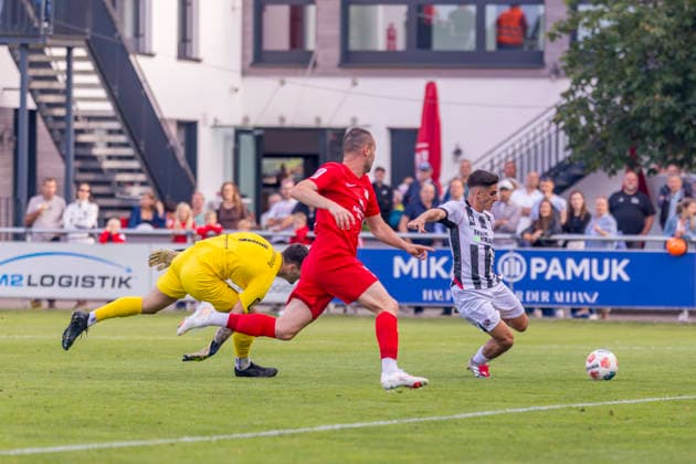 Forstinning, Deutschland 21. Juli 2026: Toto-Pokal - Bayerischer Landespokal - 2026 2027 - 1. Hauptrunde - VfB Forstinning gegen FC Ingolstadt 04 Im Bild: 3. v.li. Torschütze Emre Gül Guel (FCI) macht das Tor zum 3:1 Sportpark Bayern *** Forstinning, Germany, July 21, 2026, Toto Cup, Bavarian State Cup 2026–2027, First Round: VfB Forstinning vs. FC Ingolstadt 04. Pictured, third from the left: goal scorer Emre Gül Guel of FCI scores the goal to make it 3–1 at Sportpark Bayern. Copyright: xFotostandx xSchäferx