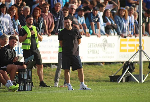 Fussball, Herren, Saison 2026 2027, SV Eintracht Berglern - TSV 1860 München, Toto-Pokal Alper Kayabunar, Trainer (TSV 1860 München) an der Seitenlinie stehend *** Soccer, Men s, 2026–2027 Season, SV Eintracht Berglern vs. TSV 1860 Munich, Toto Cup; Alper Kayabunar, coach of TSV 1860 Munich, standing on the sideline