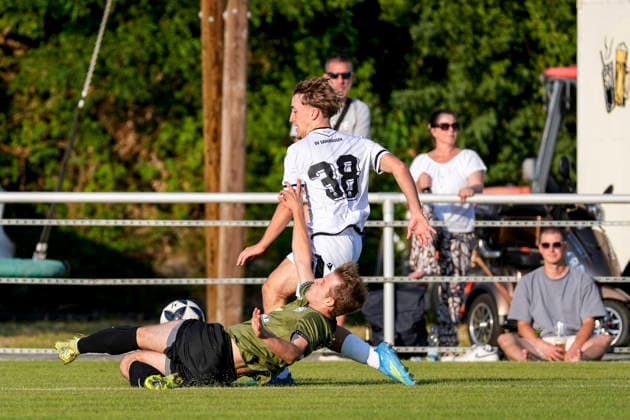 v.li.: Niklas Neumann (ASV, 17), Diego Scheuß (Scheuss, SVS, 38), Zweikampf, Spielszene, Duell, duel, tackle, tackling, Dynamik, Action, Aktion, 21.07.2026, Eppelheim (Deutschland), Fussball, Testspiel, ASV Eppelheim - SV Sandhausen *** From left: Niklas Neumann (ASV), 17, Diego Scheuß (SVS), 38, tackle, game scene, duel, tackle, tackling, dynamism, action, July 21, 2026, Eppelheim, Germany, soccer, friendly match, ASV Eppelheim vs. SV Sandhausen xozx