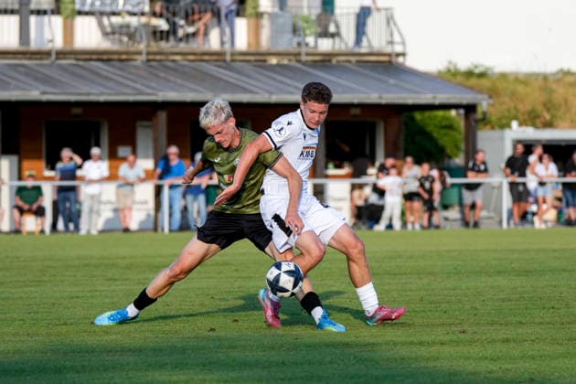 v.li.: Ebbe Prang (ASV, 34), Batu Jonathan Akgöz (SVS, 45), Zweikampf, Spielszene, Duell, duel, tackle, tackling, Dynamik, Action, Aktion, 21.07.2026, Eppelheim (Deutschland), Fussball, Testspiel, ASV Eppelheim - SV Sandhausen *** From left: Ebbe Prang (ASV), 34, Batu Jonathan Akgöz (SVS), 45, tackle, game scene, duel, tackle, tackling, dynamism, action, July 21, 2026, Eppelheim, Germany, soccer, friendly match, ASV Eppelheim vs. SV Sandhausen xozx