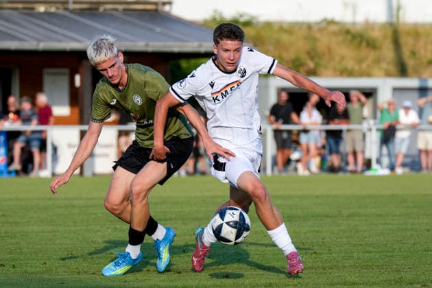 v.li.: Ebbe Prang (ASV, 34), Batu Jonathan Akgöz (SVS, 45), Zweikampf, Spielszene, Duell, duel, tackle, tackling, Dynamik, Action, Aktion, 21.07.2026, Eppelheim (Deutschland), Fussball, Testspiel, ASV Eppelheim - SV Sandhausen *** From left: Ebbe Prang (ASV), 34, Batu Jonathan Akgöz (SVS), 45, tackle, game scene, duel, tackle, tackling, dynamism, action, July 21, 2026, Eppelheim, Germany, soccer, friendly match, ASV Eppelheim vs. SV Sandhausen xozx