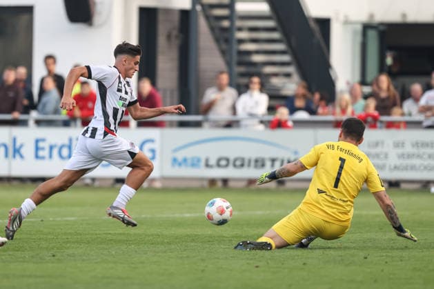 Toto-Pokal - VfB Forstinning - FC Ingolstadt 04; Emre Gül (5, FCI) überläuft TW Heidfeld, Michael (1) und Tor Jubel Treffer zum 1:3 Toto Pokal - FC Ingolstadt 04 VfB Forstinning Saison 2026 2027 *** Toto Cup: VfB Forstinning vs. FC Ingolstadt 04. Emre Gül scores the 5th goal; FCI outpaces goalkeeper Heidfeld; Michael scores the 1st goal; goal celebration; score 1–3. Toto Cup: FC Ingolstadt 04 vs. VfB Forstinning, 2026–2027 season