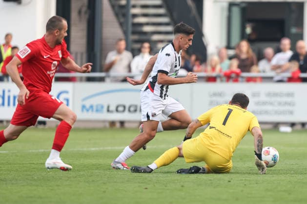 Toto-Pokal - VfB Forstinning - FC Ingolstadt 04; Emre Gül (5, FCI) überläuft TW Heidfeld, Michael (1) und Tor Jubel Treffer zum 1:3 Kirchev. Dimitar (7) Toto Pokal - FC Ingolstadt 04 VfB Forstinning Saison 2026 2027 *** Toto Cup: VfB Forstinning vs. FC Ingolstadt 04—Emre Gül 5; FCI beats goalkeeper Heidfeld, Michael 1 and goal celebration—goal to make it 1–3 by Dimitar Kirchev 7 Toto Cup: FC Ingolstadt 04 vs. VfB Forstinning, 2026–2027 season
