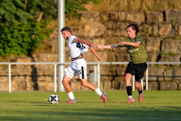 v.li.: Batu Jonathan Akgöz (SVS, 45), Finn Münster (ASV, 32), Zweikampf, Spielszene, Duell, duel, tackle, tackling, Dynamik, Action, Aktion, 21.07.2026, Eppelheim (Deutschland), Fussball, Testspiel, ASV Eppelheim - SV Sandhausen *** From left: Batu Jonathan Akgöz (SVS), 45, Finn Münster (ASV), 32, tackle, game scene, duel, tackle, tackling, dynamism, action, 21 July 2026, Eppelheim, Germany, soccer, friendly match, ASV Eppelheim vs. SV Sandhausen xozx