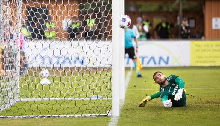 SÖLVESBORG, SVERIGE 20260721 Lincoln red imps FC:s malvakt Jaylan Hankins räddas av stolpen vid en straffsituation under tisdagens fotbollsmatch, andra kvalomgangen till Champions League, första mötet Mjällby AIF- Lincoln Red Imps FC, pa Strandvallen i Sölvesborg, Sverige, 21 juli 2026. SÖLVESBORG SVERIGE x10600x *** SÖLVESBORG, SWEDEN 20260721 Lincoln Red Imps FC goalkeeper Jaylan Hankins is saved by the post during a penalty situation in Tuesday’s soccer match, the second qualifying round of the Champions League, first leg between Mjällby AIF and Lincoln Red Imps FC, at Strandvallen in Sölvesborg, Sweden, July 21, 2026 SÖLVESBORG SWEDEN x10600x  Copyright: xAndreasxHillergren TTx CHAMPIONS LEAGUE KVAL MJÄLLBY-LINCOLN RED IMPS