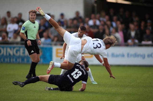 Fussball, Herren, Saison 2026 2027, SV Eintracht Berglern - TSV 1860 München, Toto-Pokal Lucas Grancay (TSV 1860 München) (oben) wird gefoult *** Soccer, Men s, 2026–2027 Season, SV Eintracht Berglern vs. TSV 1860 Munich, Toto Cup: Lucas Grancay of TSV 1860 Munich is fouled from behind
